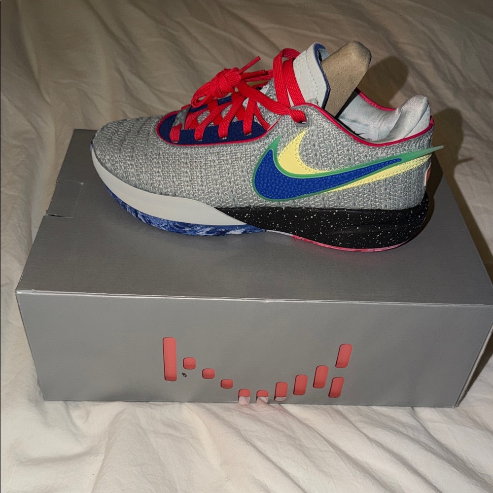 Nike mens LeBron 20 brand new mens 7 women’s 8.5 with box